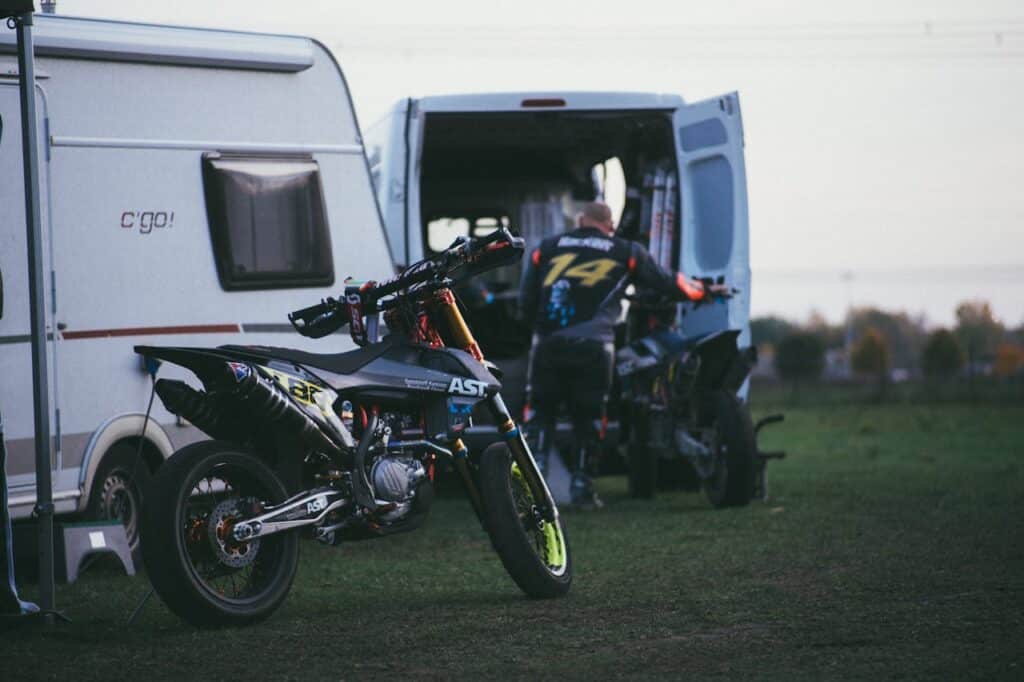 Une moto avec un camping-car