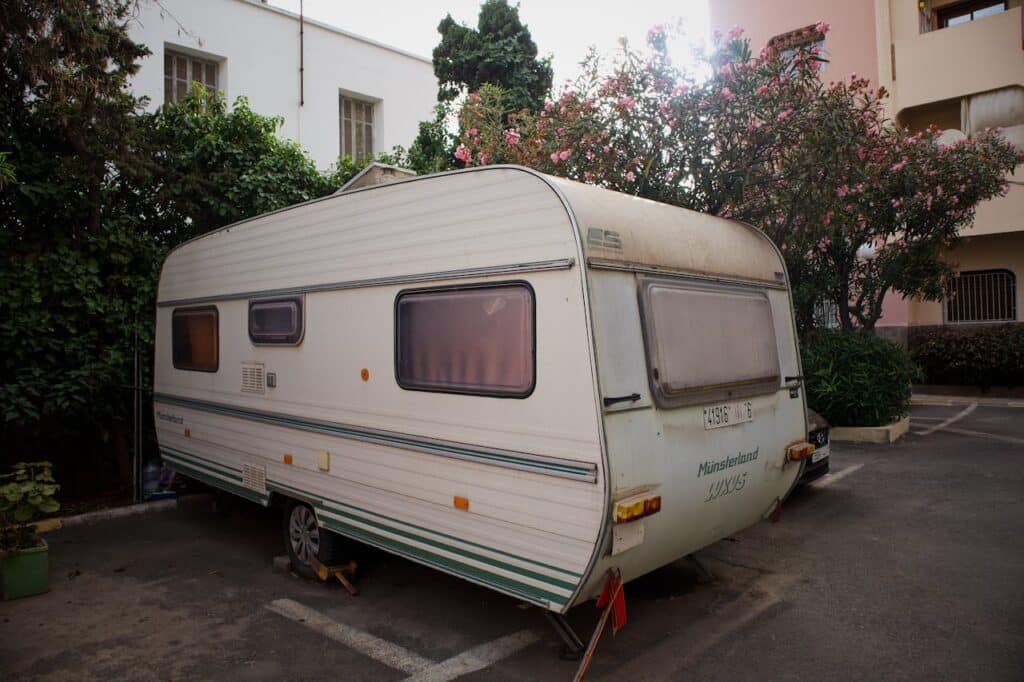 Une remorque voiture pour camping-car