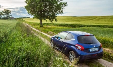 découvrez la peugeot e-208, la citadine électrique alliant modernité et performance. avec son design élégant, son autonomie impressionnante et ses technologies de pointe, la e-208 est idéale pour la conduite urbaine et vous offre une expérience de conduite agréable et responsable. explorez le futur de la mobilité avec peugeot.