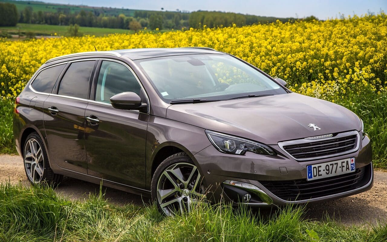 découvrez la peugeot 306, une berline compacte alliant style, confort et performance. appréciée pour son design alléchant et sa conduite agréable, elle s'impose comme une référence dans sa catégorie. explorez ses caractéristiques techniques et ses innovations qui séduisent les passionnés d'automobile.