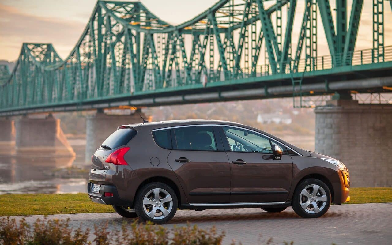 découvrez le peugeot 3008 hybrid, un suv alliant performance et écologie. profitez d'une conduite dynamique grâce à sa technologie hybride, tout en réduisant votre empreinte carbone. idéal pour les citadins et les aventuriers, le 3008 hybrid vous offre confort, espace et innovation à chaque trajet.