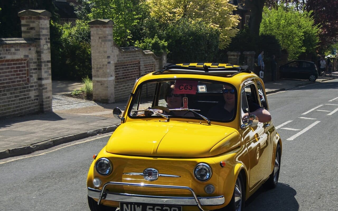 découvrez la fiat seicento, une citadine compacte au design charmant et aux performances économiques. idéale pour la ville, elle allie confort, maniabilité et praticité. explorez toutes ses caractéristiques et trouvez le modèle qui vous convient.